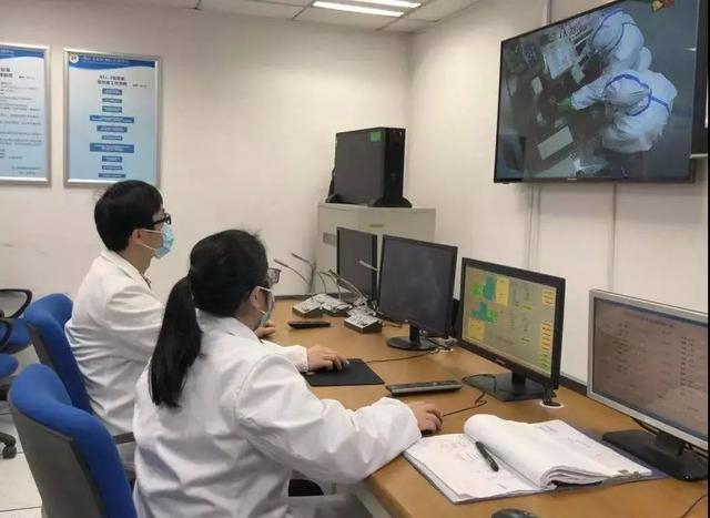 研究人员对新型冠状病毒进行毒株分离