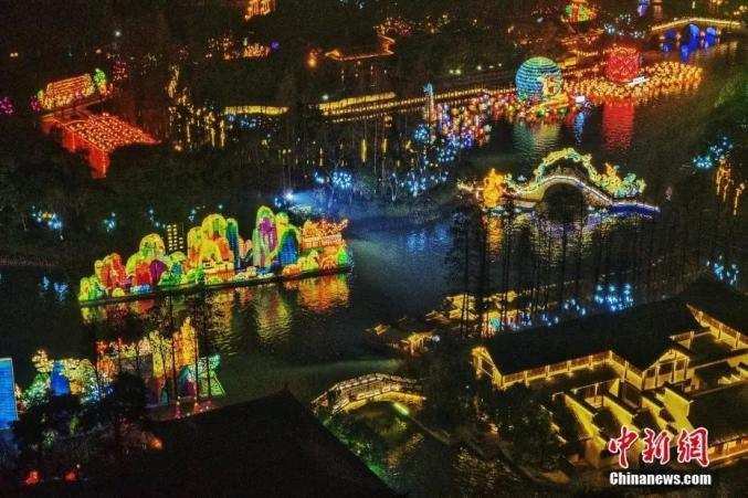 ▲ 资料图：秦淮河上的灯饰。中新社记者 泱波 摄