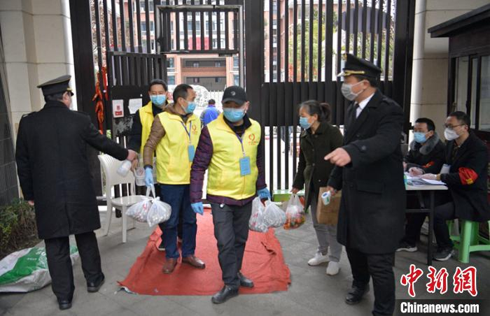 志愿者们将网友订购的鲜鹌鹑蛋送达小区。　刘忠俊 摄