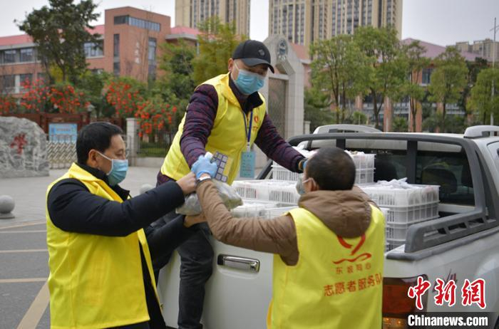 志愿者免费帮助养殖户配送网友的订单。　刘忠俊 摄