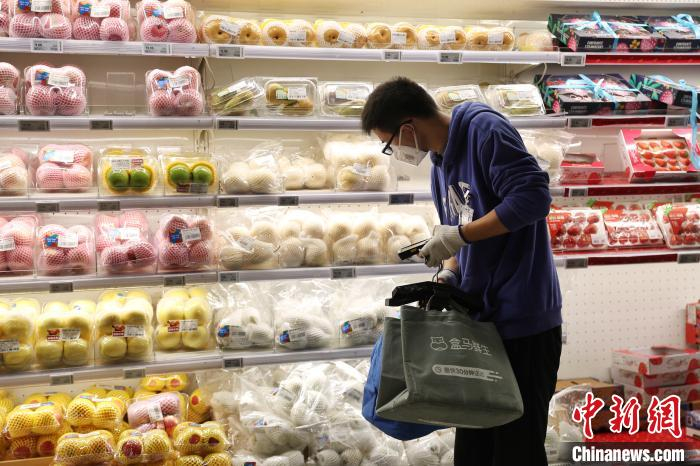 超市货架上瓜果等品种丰富。　张亨伟 摄