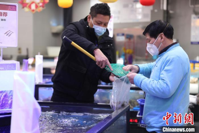 市民在超市内选购水产品。　张亨伟 摄