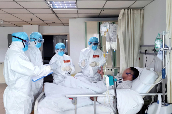 三峡医院医护人员与患者交流。