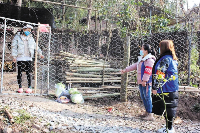 网格员为主动居家隔离的居民送去食品
