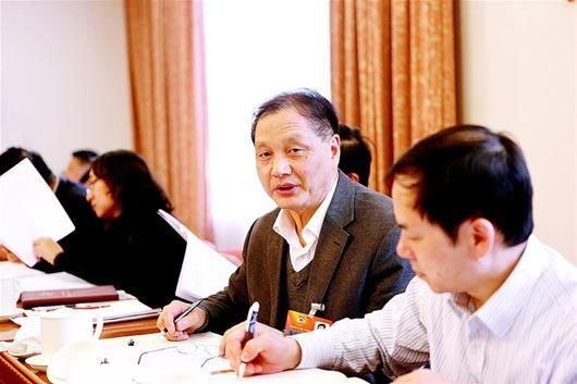 杨占秋（资料图，右二）