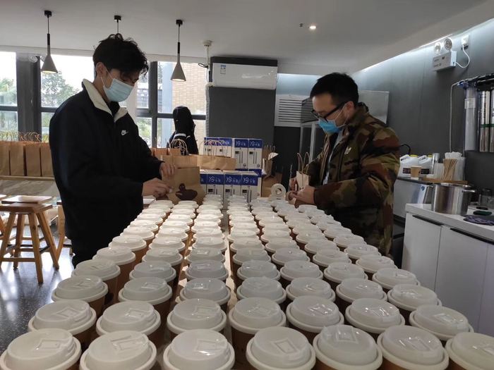 员工们在专心准备咖啡。受访者供图