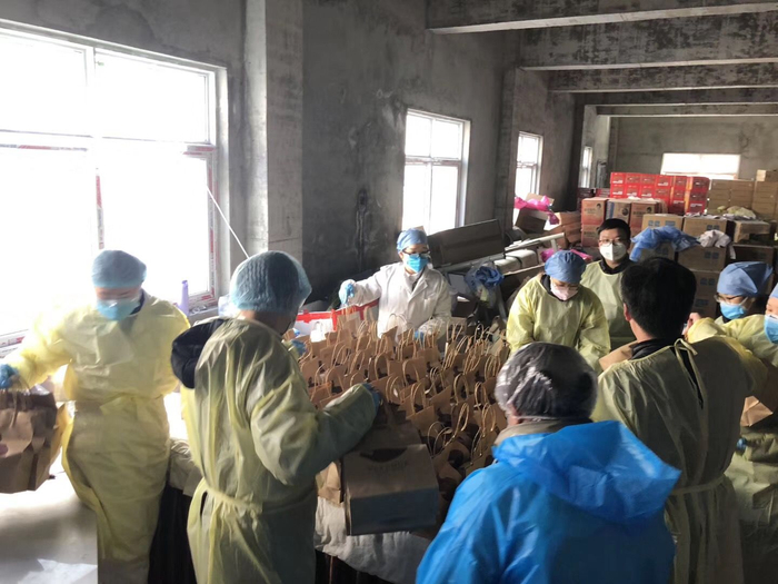 志愿者把咖啡送去住院部等地分发。受访者供图