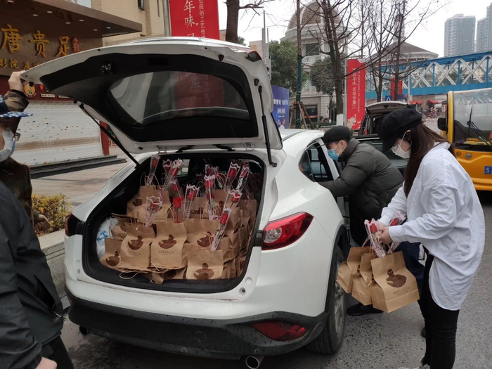 Echo和段公子，包揽了每天送咖啡的重任。受访者供图