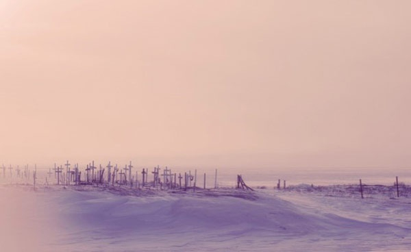 阿拉斯加的海边小村庄布莱维格·米逊的集体大坟墓