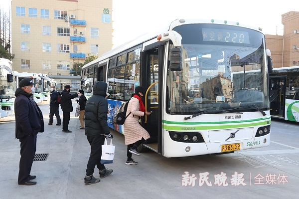 图说：公交客流较往日稍有上涨  新民晚报记者 王凯 摄