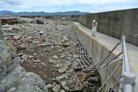  受台风影响，军舰岛损毁严重（西日本新闻）