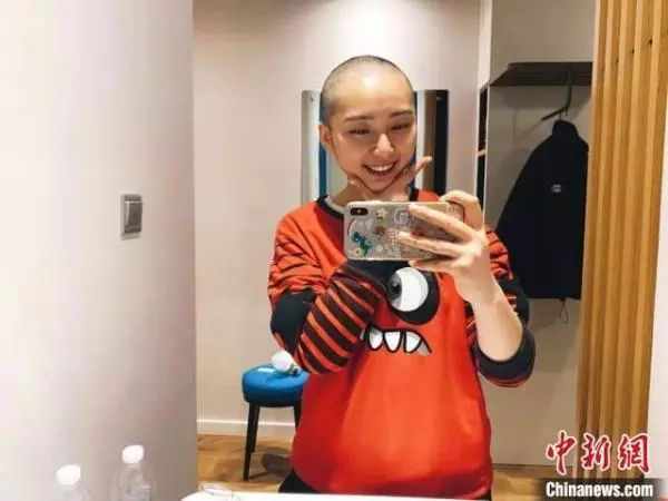 宁波驰援武汉医护人员二次剃发 （图自：中新网）