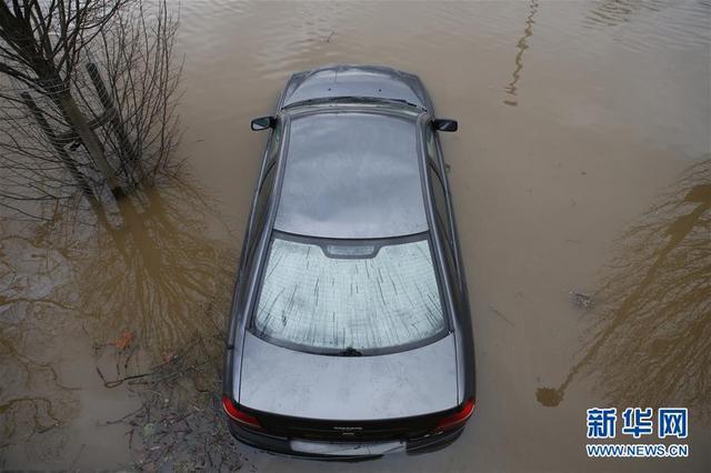 英国部分地区遭受洪水侵袭