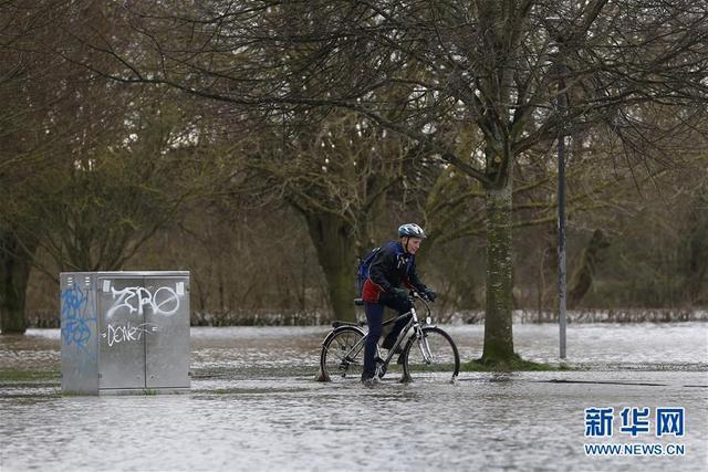 英国部分地区遭受洪水侵袭