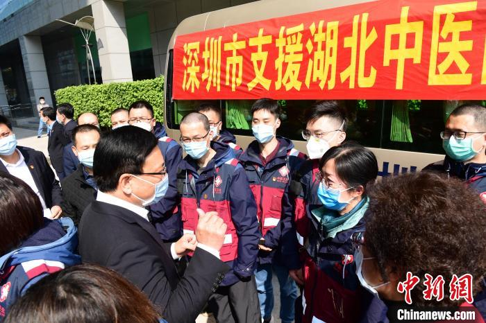     深圳市市长陈如桂为医疗队出征送行。　陈文　摄