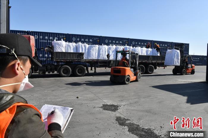 中铁兰州局银川货运中心发往武汉物资累计达7.53万吨