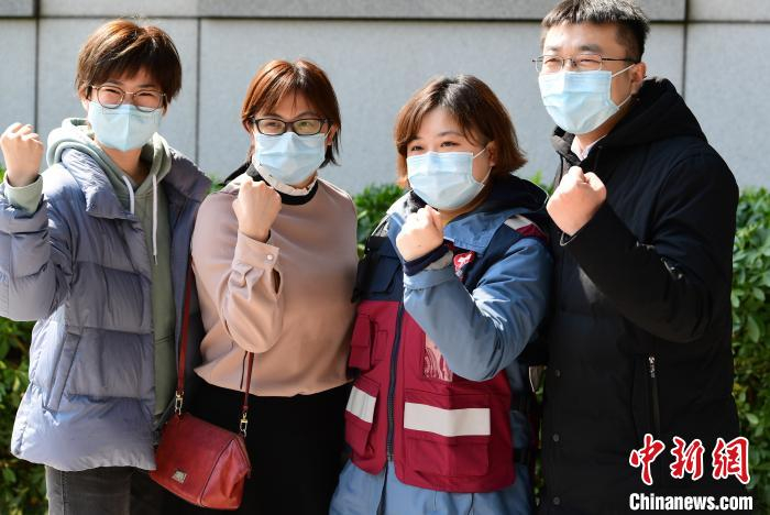 深圳中医医疗队队员、罗湖区中医院重症医学科护士杨艳(右二)出征。　陈文 摄
