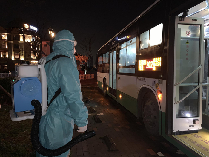 工作人员正对转运车辆做消杀工作