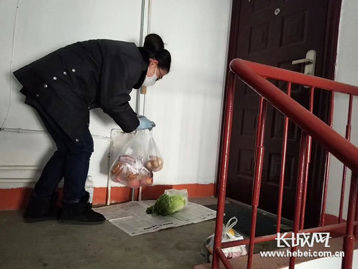 　　祥富里工作人员正在为居家隔离的居民送菜。陈林静供图