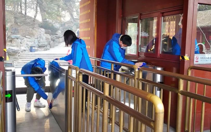 颐和园工作人员对门区设施清洗消毒。北京市公园管理中心 供图