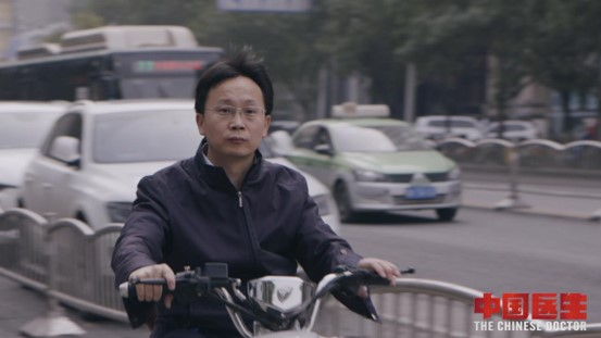 朱良付医生每天一早走出楼梯房，骑着小电驴上班，跟我们千千万万普通人一样