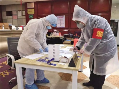 　　社区工作人员办理辖区隔离人员交接手续