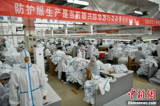 “超级工厂”日产防护服2.6万套 出厂24小时送达武汉