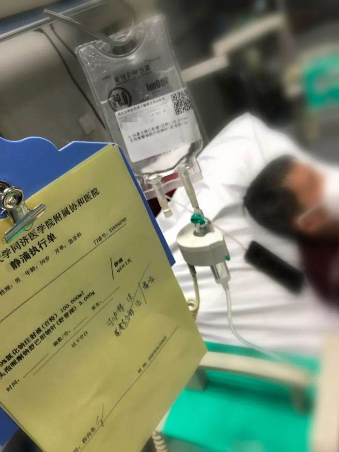 大左的父亲躺在同济医院ICU病床上 　　图片来源：受访者供图