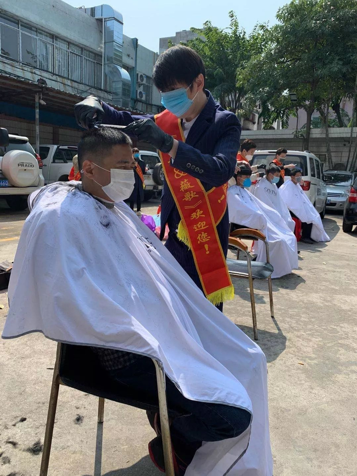 发型师们的“临时理发店”