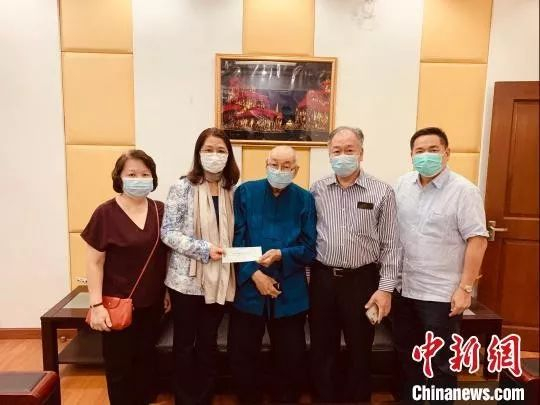 93岁的菲华庄垂楷先生（右三）与家人在驻菲使馆领侨处。驻菲使馆供图