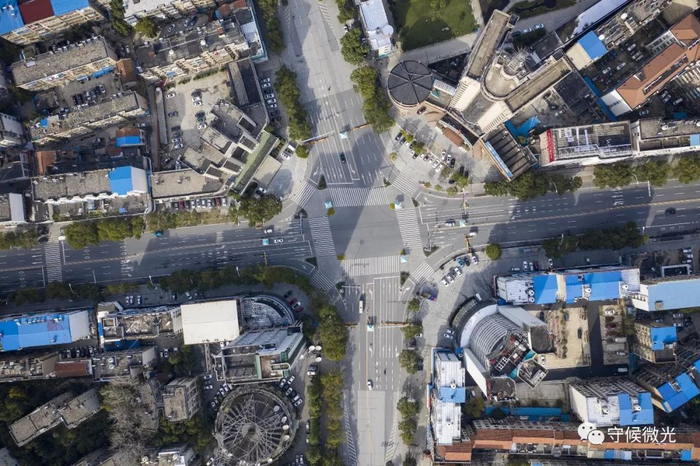  2月17日，湖北省孝感市，北京路与交通大道十字路口处，四个路口都已设立警察临检点，对过往车辆进行身份信息核实与体温测量。（无人机拍摄）中青报·中青网记者 李隽辉/摄