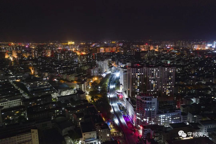  2月17日晚，湖北省孝感市，住宅区内灯火通明。（无人机拍摄）中青报·中青网记者 李隽辉/摄