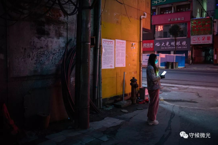 2月17日，湖北省孝感市，朱女士在电信宿舍小区门口等待蔬菜配送车。她每次购买10多斤蔬菜，够一家三口人吃5天左右。中青报·中青网记者 李隽辉/摄