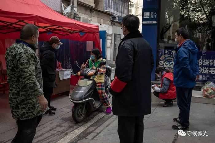 2月17日，湖北省孝感市三里棚社区第六网格，社区工作人员在盘查一名打算出社区的居民。中青报·中青网记者 李隽辉/摄