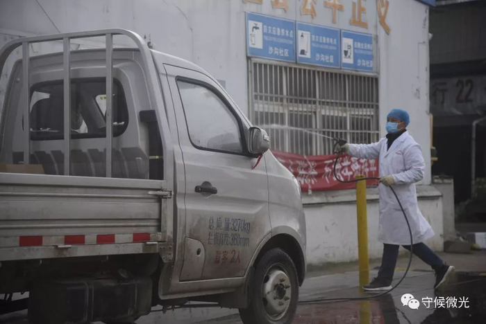  2月17日，湖北省孝感市孝南区沙沟果蔬批发市场，鲁师傅在对刚进来的车辆消毒，为保证食品安全，所有车辆进入后会立刻到消毒区进行消毒。中青报·中青网见习记者 鲁冲/摄