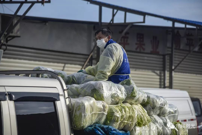 2月17日，湖北省孝感市孝南区沙沟果蔬批发市场，鲁师傅坐在车上，准备前往下一个商家装货。中青报·中青网见习记者 鲁冲/摄