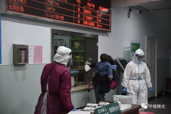  2月17日，湖北省孝感市孝南区妇幼保健院，一位母亲带着孩子正在门诊取药。中青报·中青网见习记者 鲁冲/摄