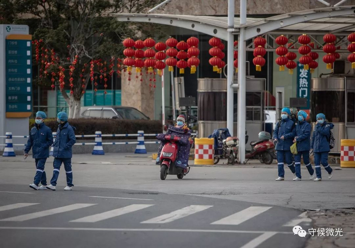 2月17日下午，湖北省孝感市中心医院门外，几名医护人员走出大门。这里是湖北省新型冠状病毒感染的肺炎医疗救治和发热门诊定点医疗机构之一。中青报·中青网记者 李峥苨/摄