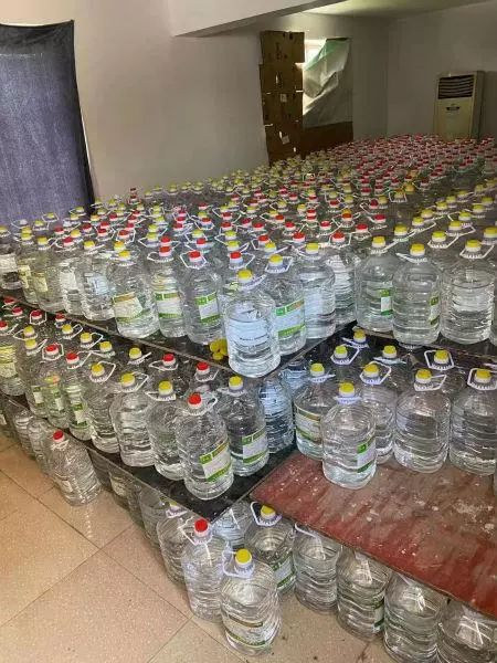 女子家中囤9吨医用酒精 浦东检察院供图