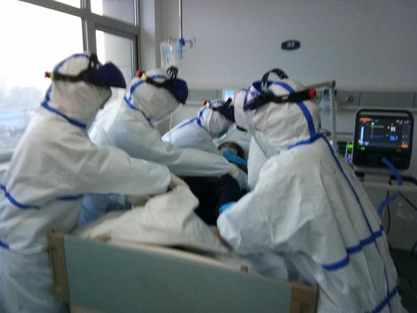 医护人员齐心协力救治一个危重患者。 中山医院&nbsp; 供图