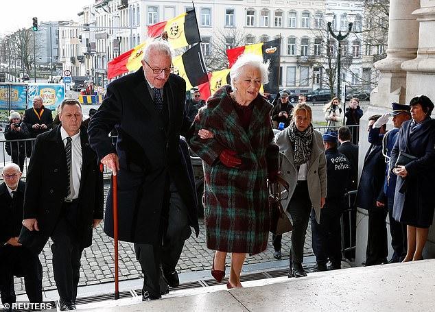 比利时国王紧牵妻子秀恩爱，47岁王后穿高级灰披肩礼服出尘脱俗