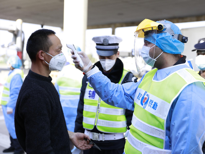 巴基斯坦小伙在社区和道口进行志愿服务。 嘉定区外冈镇供图