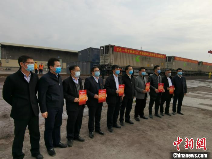 图为爱心人士领到捐赠证明 钟欣 摄