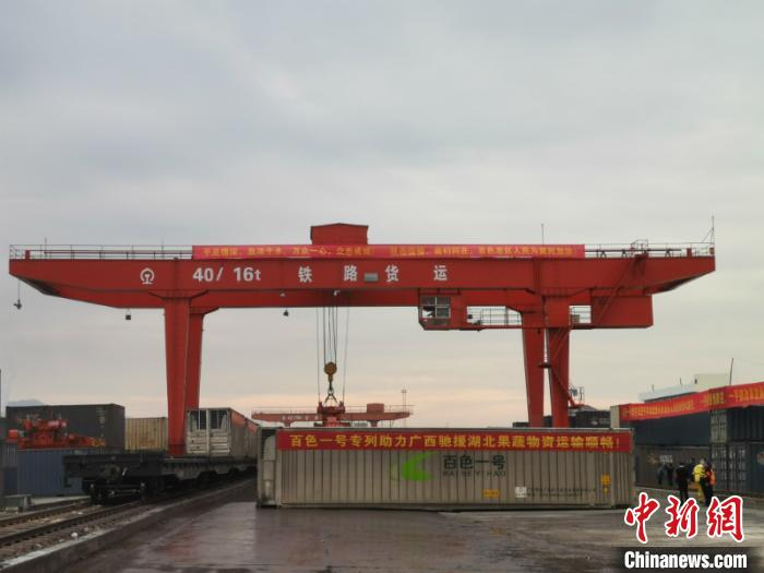 图为吊机装运专列车厢 钟欣 摄