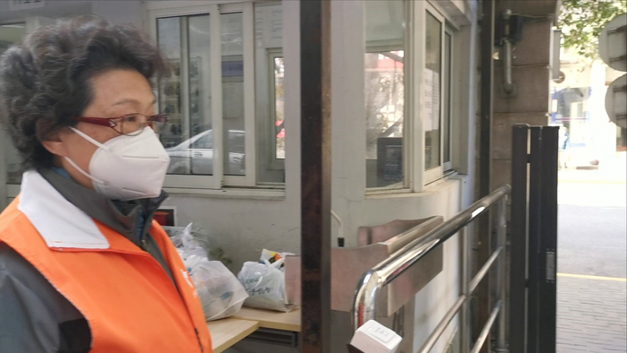  胡雅君正在小区门口值守，不让非小区居民进小区。 澎湃新闻记者 臧鸣&nbsp; 图