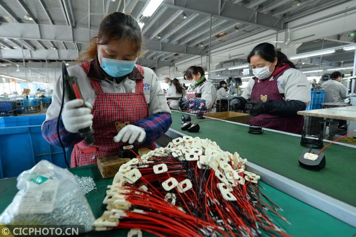 江苏太仓：防控疫情保生产 女性撑起半边天