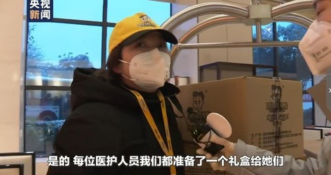 ▲ 看到有医护人员想吃周黑鸭，周黑鸭给他们送了礼盒。图 / 央视新闻截图