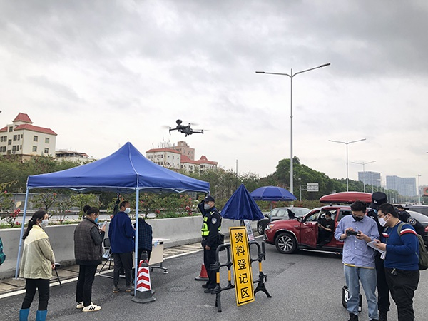 御2行业双光版无人机对返深大巴乘客开展测温工作