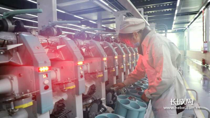 后纺车间的员工在做并线-倍捻-倒筒工序。裴海潮供图