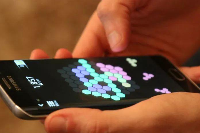 微信小游戏洞察：巨头垄断棋牌头部市场，益智类个人开发者强势突围